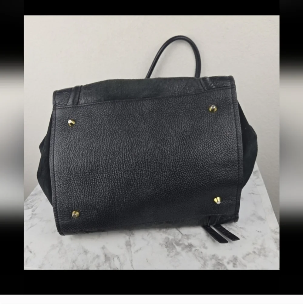 Chic Black Croc-Embossed Tote Bag - Picture 5 of 10